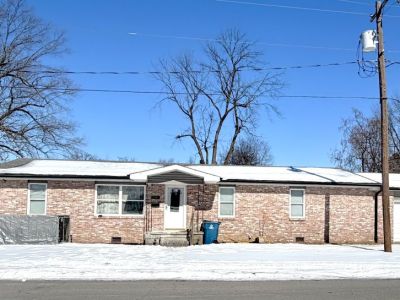 201 East Maple details