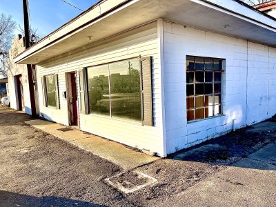 1,7,9,11,15 East Business Hwy 60 details